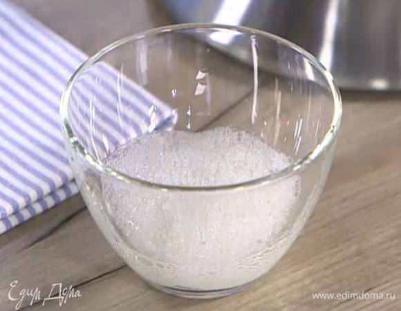 Из половинки лимона выжать 1 ч. ложку сока и погасить им соду.