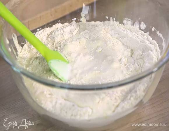 Муку перемешать с разрыхлителем и солью.