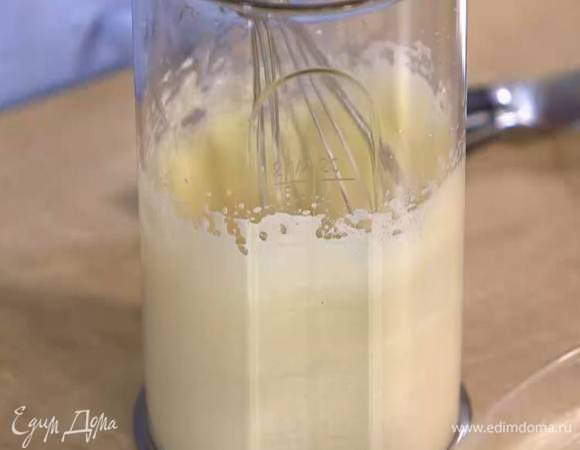 Яйцо с сахаром взбить блендером с насадкой-венчиком в пышную, светлую массу.