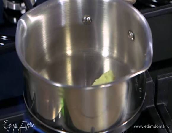 Сливочное масло растопить на маленьком огне и слегка остудить.