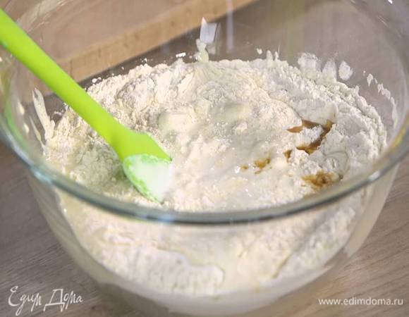 К муке с разрыхлителем добавить яично-сахарную массу, погашенную соду, влить кефир, ванильный экстракт и перемешать.