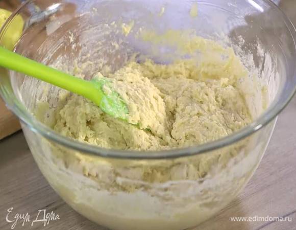 Влить растопленное масло и еще раз все перемешать.