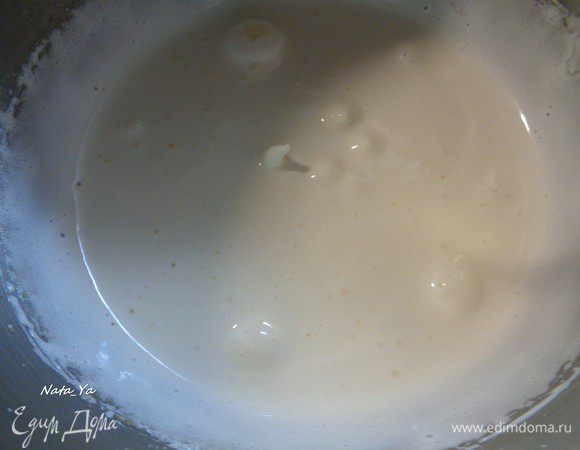 Взобьем яйца с сахаром.
Если яйца не крупные, то лучше взять 3 шт.