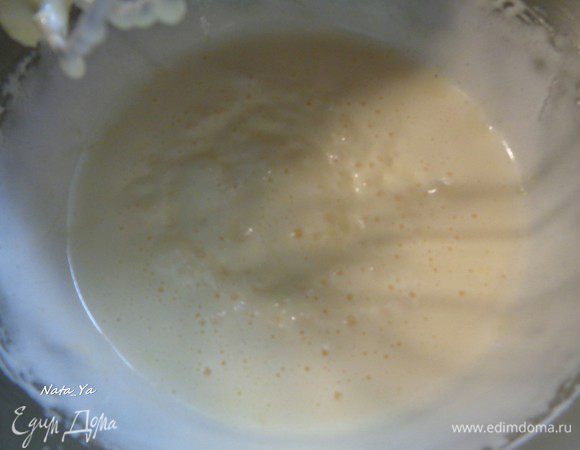 Добавим сливочное масло, подтаявшее до комнатной температуры.