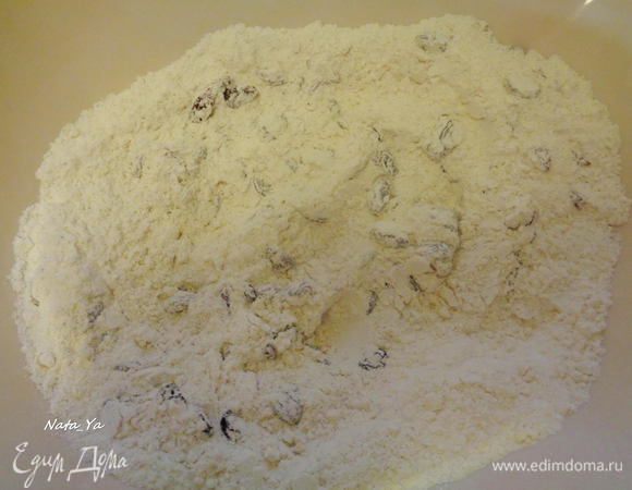 В отдельной миске смешаем сухие ингредиенты, изюм и пряности.

Муки может понадобится больше. Смотрите по консистенции. Должно получиться густое тесто.