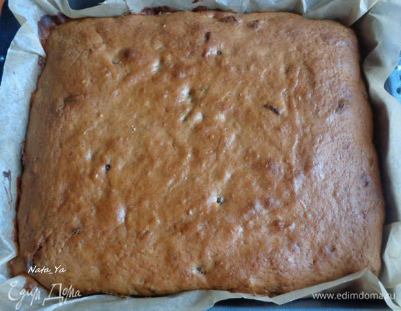 Отправим выпекаться в разогретую до 180°С духовку на 25 — 30 минут или до готовности.
Готовность теста определяем деревянной палочкой, если она выходит сухая из теста, значит оно готово.