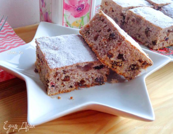 Остывшую коврижку посыпаем сахарной пудрой и разрезаем на квадраты.
Прослаивать я ее не стала. Из-за добавления ягодного пюре она получилась очень насыщенной по вкусу и ароматной.