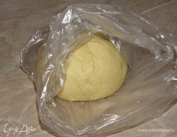 Соединить с мучной смесью и замесить тесто. Когда тесто соберется в шар, завернуть его в пленку и поместить в холодильник на 1,5 часа.
