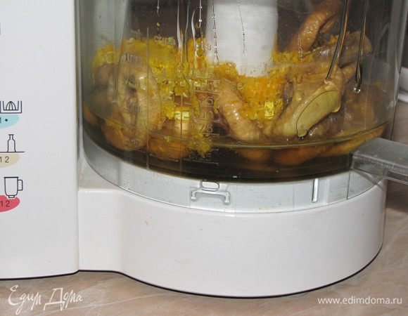 Приготовим начинку. Для этого нам понадобится вяленый инжир (сушеный не подойдет). Положить в чашу блендера или кухонного комбайна инжир, мед, апельсиновый сок и цедру.