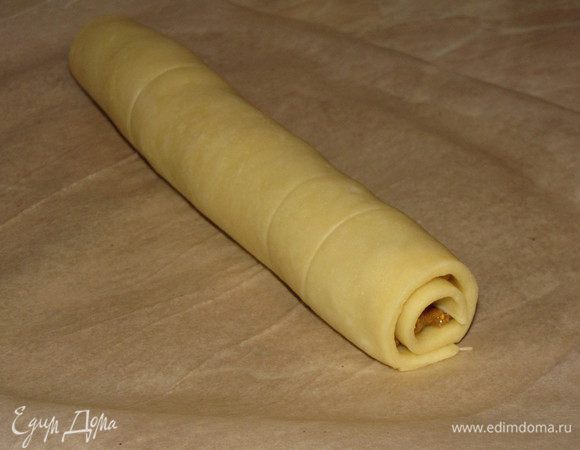 Свернуть тесто в тугой рулет.