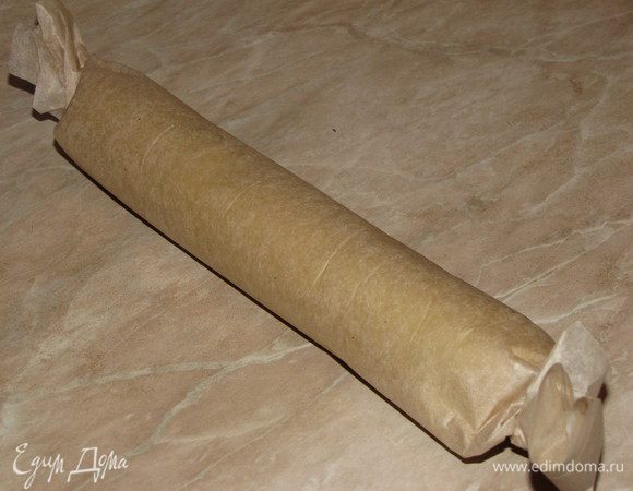 Завернуть тесто в пергамент и убрать в холодильник на 3 часа. Так же приготовить второй рулет.