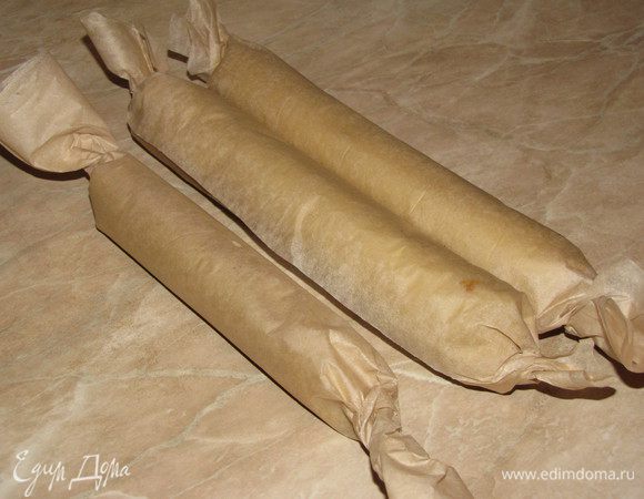 Из обрезков рулетов у меня вышел еще и третий рулет, чуть поменьше.