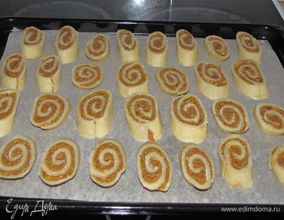  Поместить на накрытый пергаментом противень и поставить в разогретую до 180°С духовку на 15 минут. 