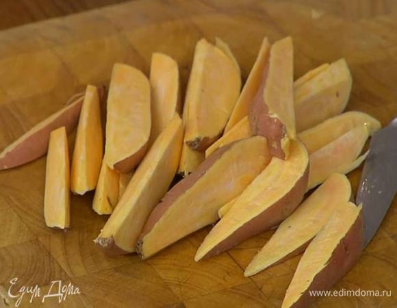 Батат вымыть, высушить и нарезать тонкими дольками.