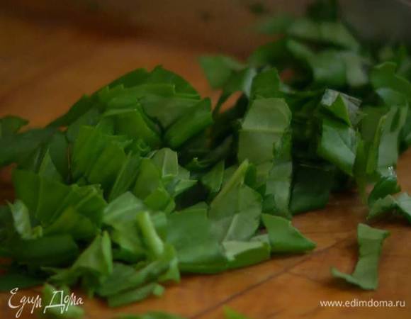 Листья кинзы и базилика крупно порезать.