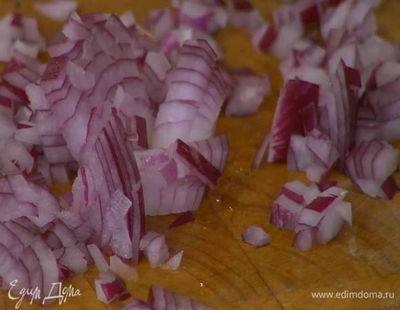 Красный лук почистить и мелко порубить.