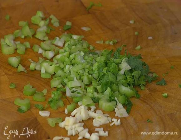 Сельдерей вместе с листиками мелко порубить.