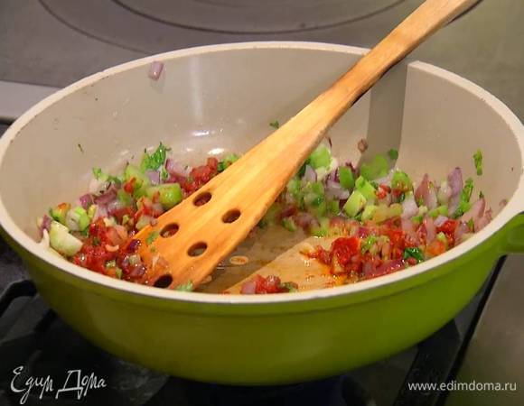 К обжаренному луку добавить сельдерей, чеснок и томатную пасту, все перемешать.