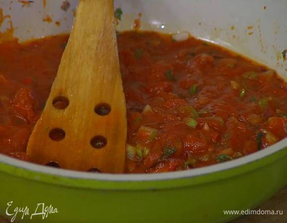 Сковороду с овощами снять с огня, влить лимонный сок и все перемешать.