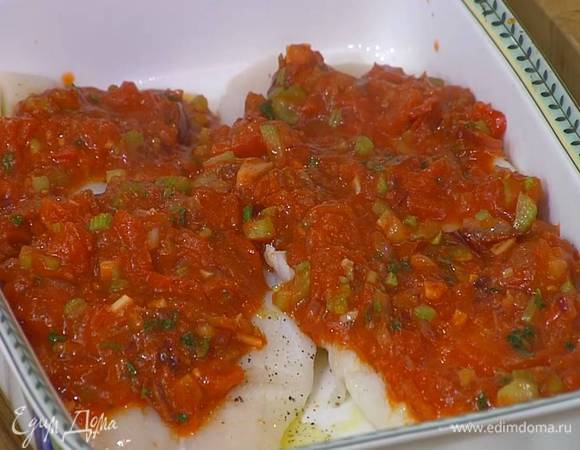 Жаропрочную форму слегка сбрызнуть оливковым маслом, выложить рыбу, сбрызнуть ее оставшимся маслом, сверху равномерно распределить овощной соус.