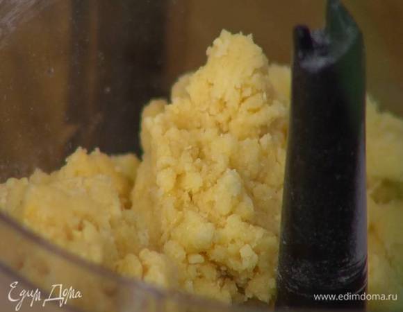 Приготовить тесто: пласт из масла порвать на кусочки, поместить в чашу блендера, всыпать муку, сахар, соль и измельчить все на пульсирующем режиме в крупную крошку, затем добавить яйцо и желток и на пульсирующем режиме вымешать тесто.