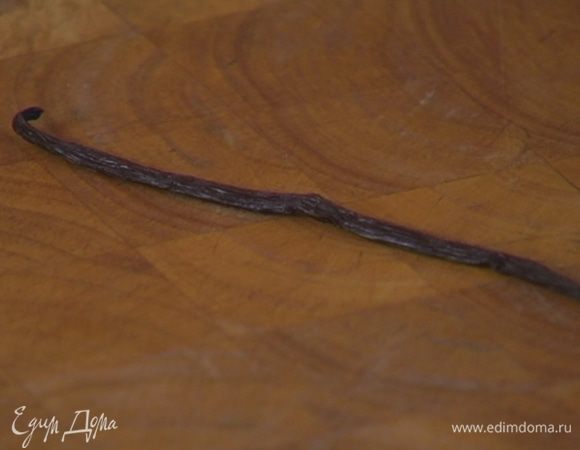 Стручок ванили измельчить в пудру.