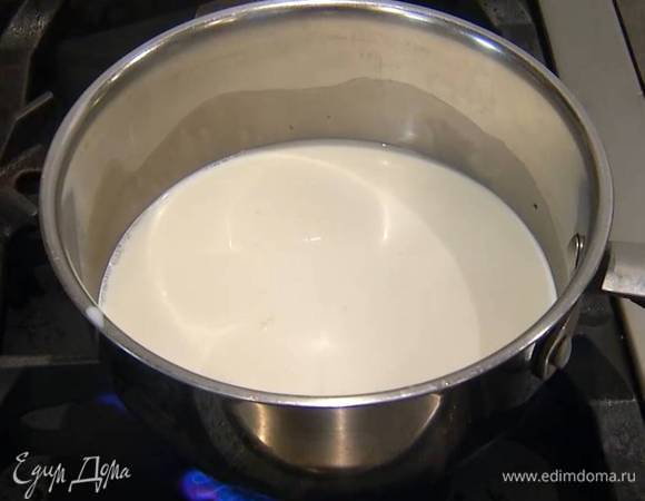 Молоко и сливки влить в кастрюлю и довести до кипения.