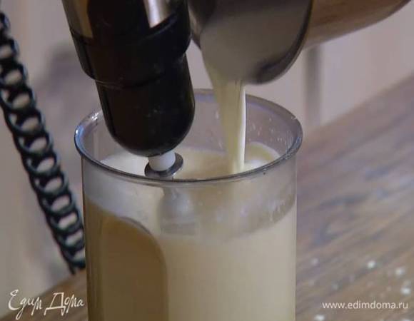 Приготовить начинку: яйцо, желток и сахар взбить блендером с насадкой-венчиком в светлую, воздушную массу, всыпать щепотку ванили, половину крахмала и еще раз взбить, затем добавить оставшийся крахмал, на небольшой скорости взбить еще немного и, не выключая блендера, тонкой струйкой влить молоко со сливками.