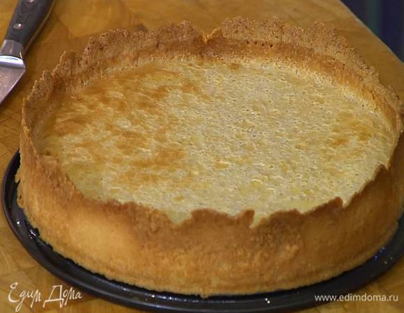 В подпеченный корж вылить начинку и выпекать 40 минут.