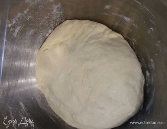 Накройте пищевой пленкой и поставьте в теплое место на расстойку на 1 час.