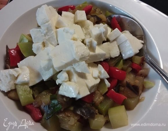 Смешать овощи с нарезанным копченым сыром (кстати, сыр может быть не обязательно копченым, и творожный сыр может быть любой. У меня шарик моцареллы). 