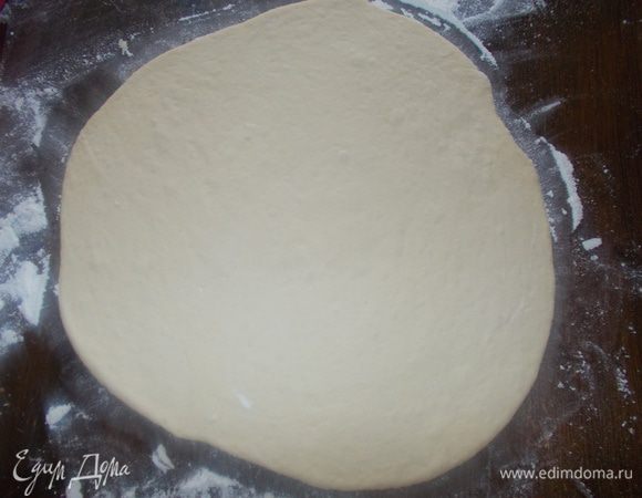 Раскатать тесто толщиной 1 см.