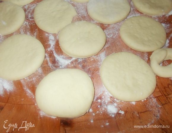 Расположите круги на листе для выпечки, делая интервалы между ними. Накройте полотенцем ( слегка влажным) и дайте подняться 30 минут.