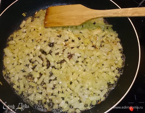 Обжариваем репчатый лук на сливочном масле до золотистого цвета.