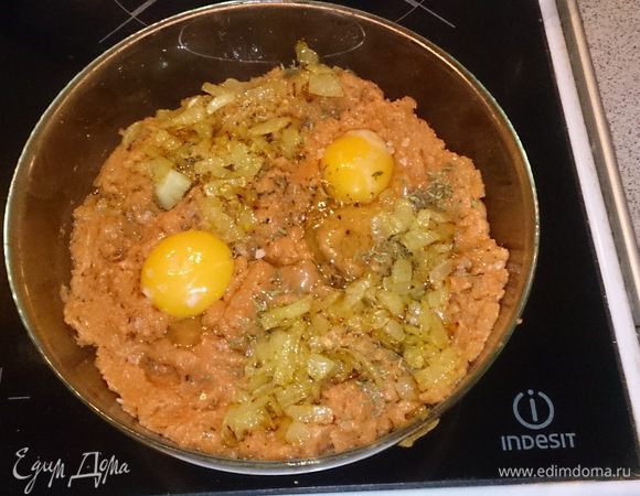 Смешиваем лук с фаршем, добавляем яйца, тимьян, соль, перец и тщательно перемешиваем.