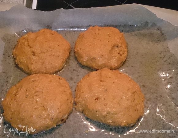 Формируем котлеты (я решил, что у меня будут в виде бургеров), выкладываем на противень. 