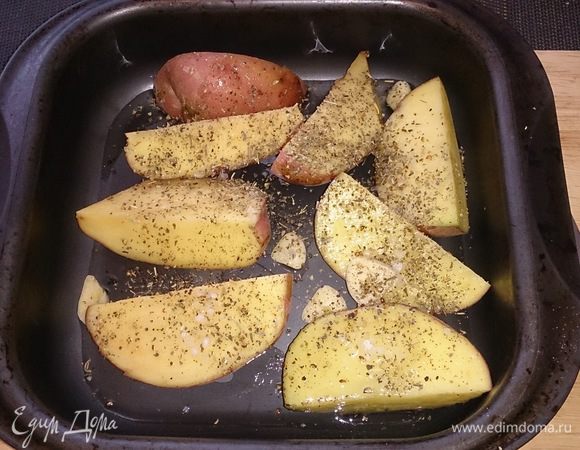 Картофель нарезаем крупными дольками, поливаем оливковым маслом, добавляем чеснок, посыпаем прованскими травами и крупной морской солью и перцем.