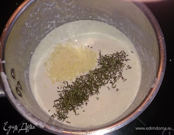 Сливки прогреваем, добавляем сыр и тимьян.