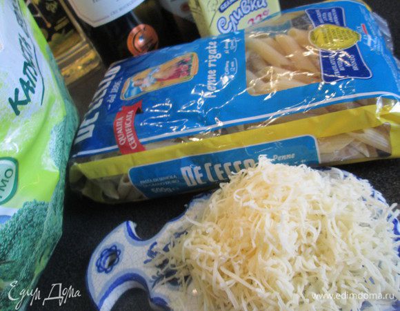 Подготовим все ингредиенты: сыр натираем на мелкой терке, отвариваем брокколи.