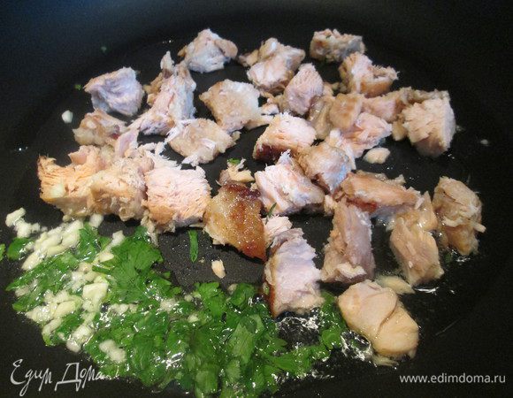 В кипящую подсоленную воду кладем пенне и отвариваем 10 минут до состояния аль денте. А пока варятся макароны, готовим лосося: нарезаем его мелкими кусочками и обжариваем на оливковом масле, добавляем измельченный чеснок, петрушку, соль. 