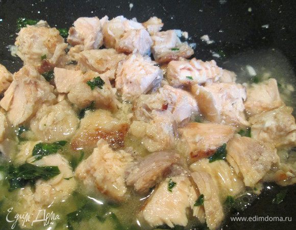 Добавляем вино и готовим 4 минуты (последние 2 под крышкой).