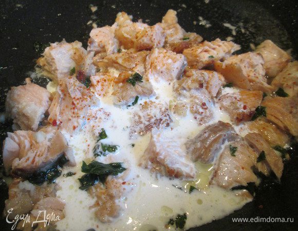 Далее вливаем сливки, перемешиваем тщательно и продолжаем готовить 2 — 3 минуты.