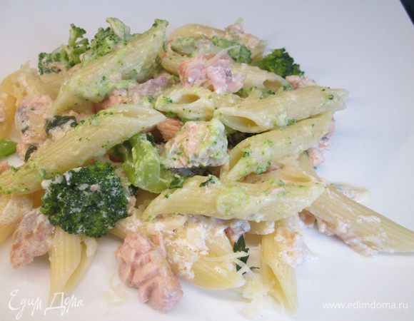 Добавляем пенне, брокколи. Затем — натерный сыр, перемешиваем и снимаем с плиты.