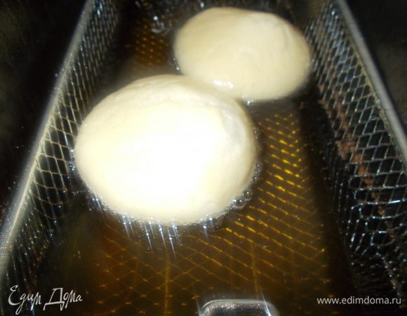 Налейте масло в кастрюлю и дайте ему нагреться до 170°С. Это идеальная температура не только для золотистого цвета, но и для точной прожарки. Начинаем аккуратно опускать пончики в масло. 
