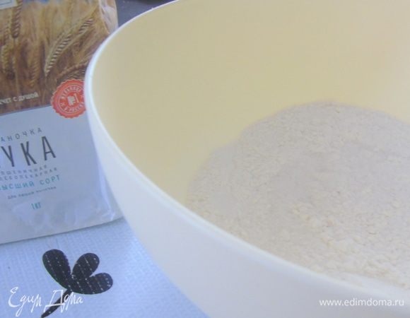 Муку просеиваем.