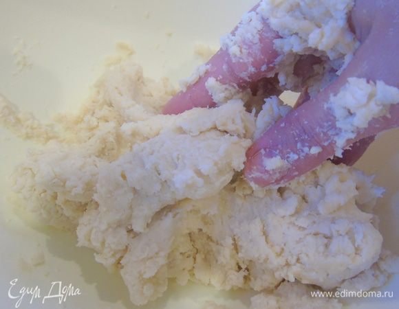 Добавляем все остальные ингредиенты и быстро руками перемешиваем.