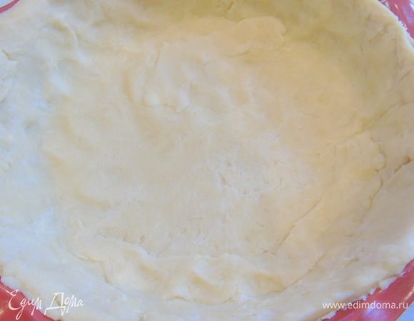 Выкладываем тесто в форму 23 см, я просто разровняла руками, но можете раскатать. 