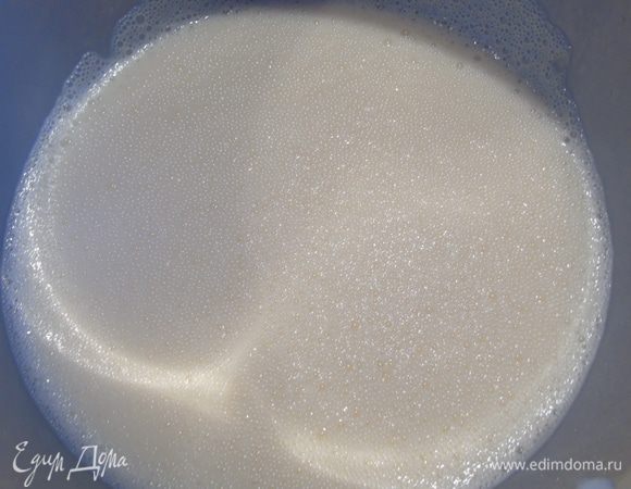 Для начинки: взбиваем сливки, сахар и яйца. Не пугайтесь, начинка будет жидкой.