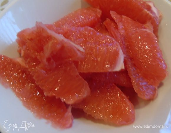 Грейпфрут очищаем.