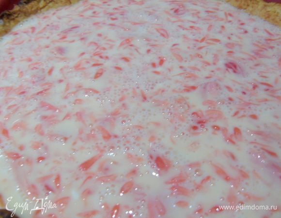 Добавляем грепфрут в начинку и еще немного взбиваем, так грейпфрут разойдется на волокна. Выливаем начинку на основу и отправляем еще на 20 минут в духовку.